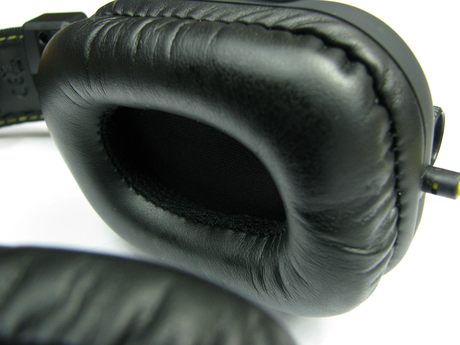 Sharkoon SharkZone H30 - w grach czujemy moc, słuchając muzyki basy mogą drażnić.