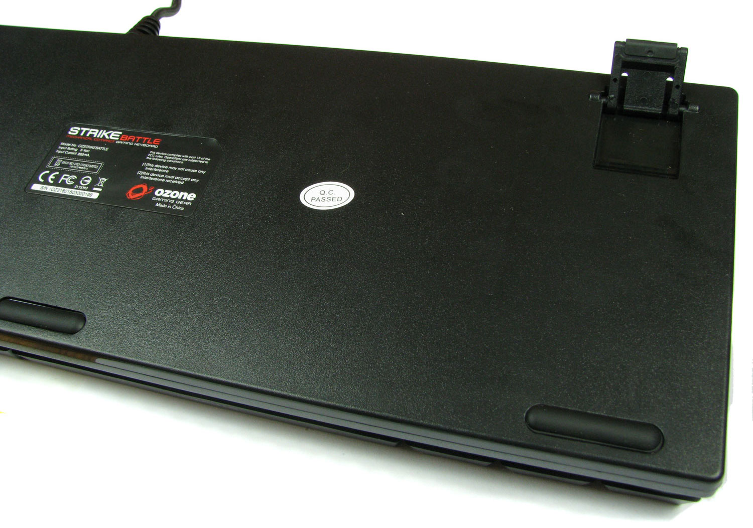 Szkoda, że na spodzie klawiatury zabrakło kanalików na poprowadzenie przewodu.