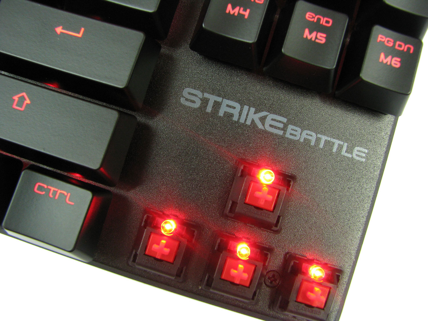 Cherry MX Red w całej okazałości.