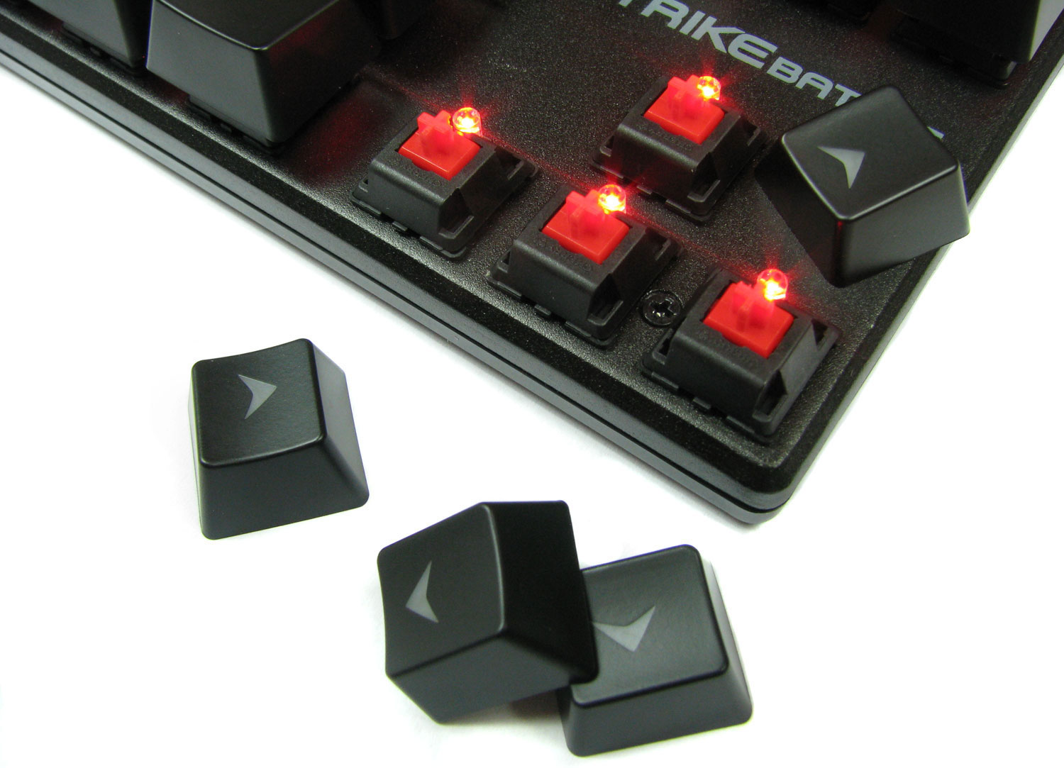 Kapsle ściągają się z łatwością, lecz po założeniu trzymają stabilnie.