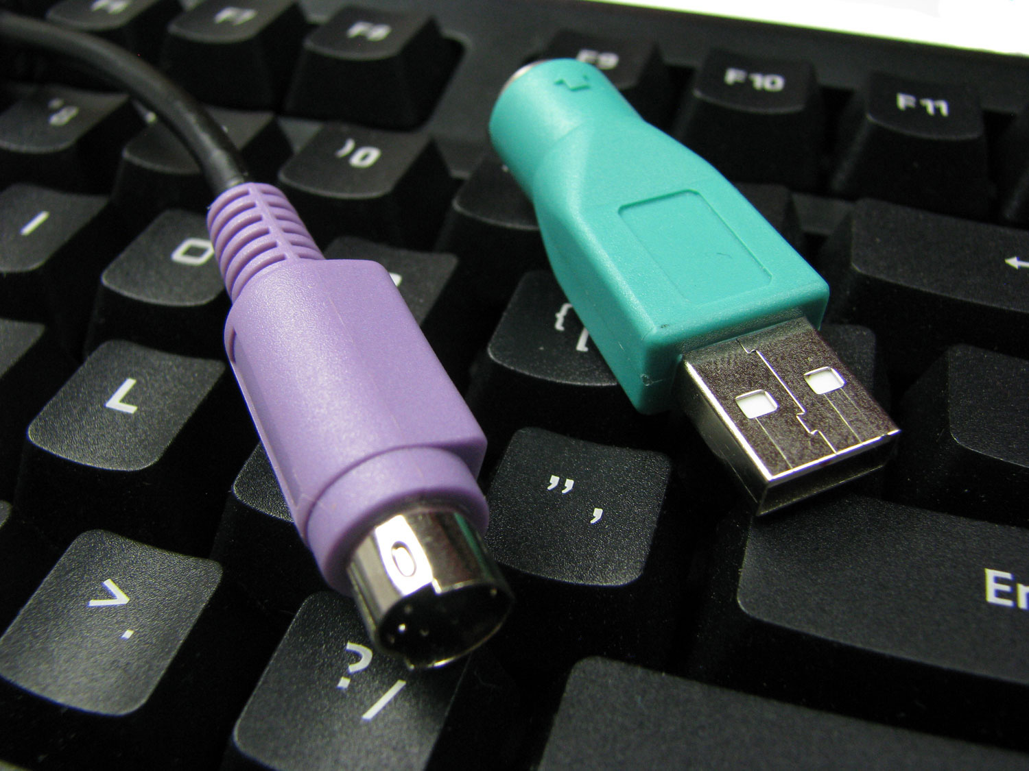 Zalman ZM-K650WP - złącze PS/2 z przejściówką na USB.