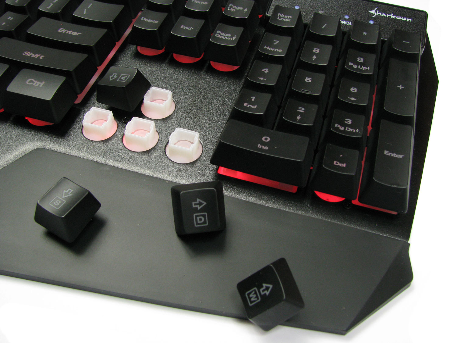 Sharkoon Shark Zone K20 posiada wymienną sekcję kursorów z przyciskami WSAD