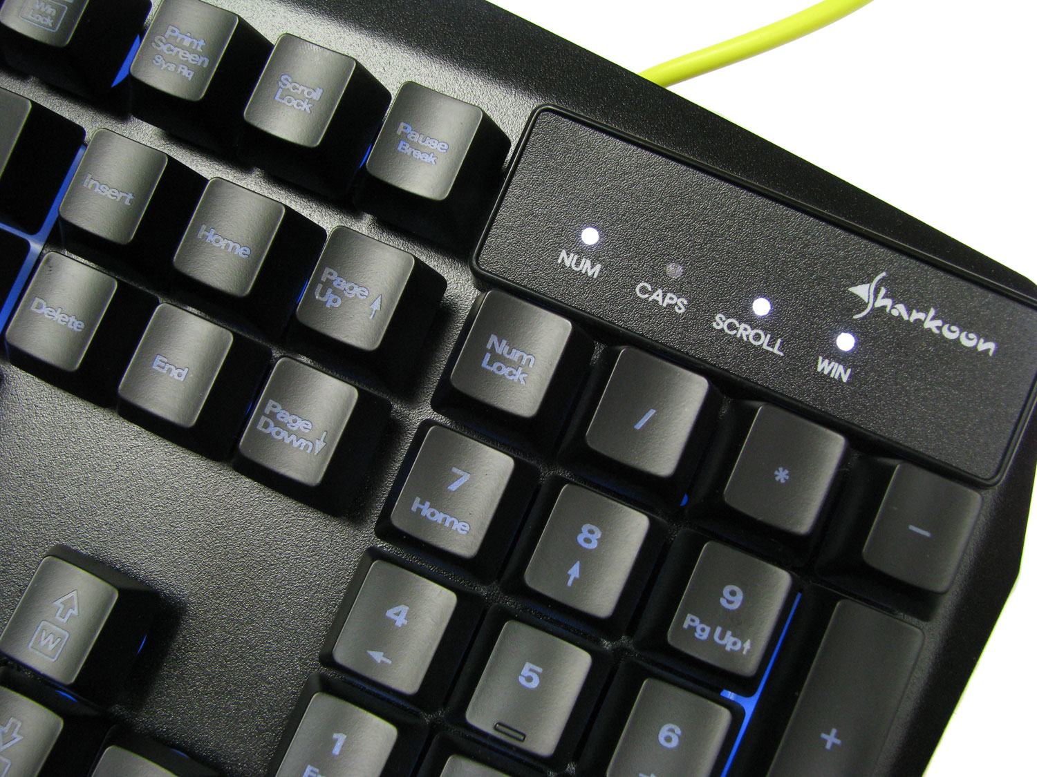 Sharkoon Shark Zone K20 i diody kontrolne.