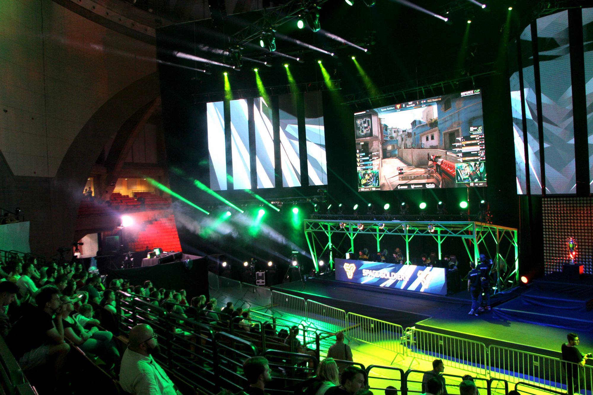 Ogromna popularność e-sportu. W Polsce dorównał prawdziwym rozgrywkom sportowym!