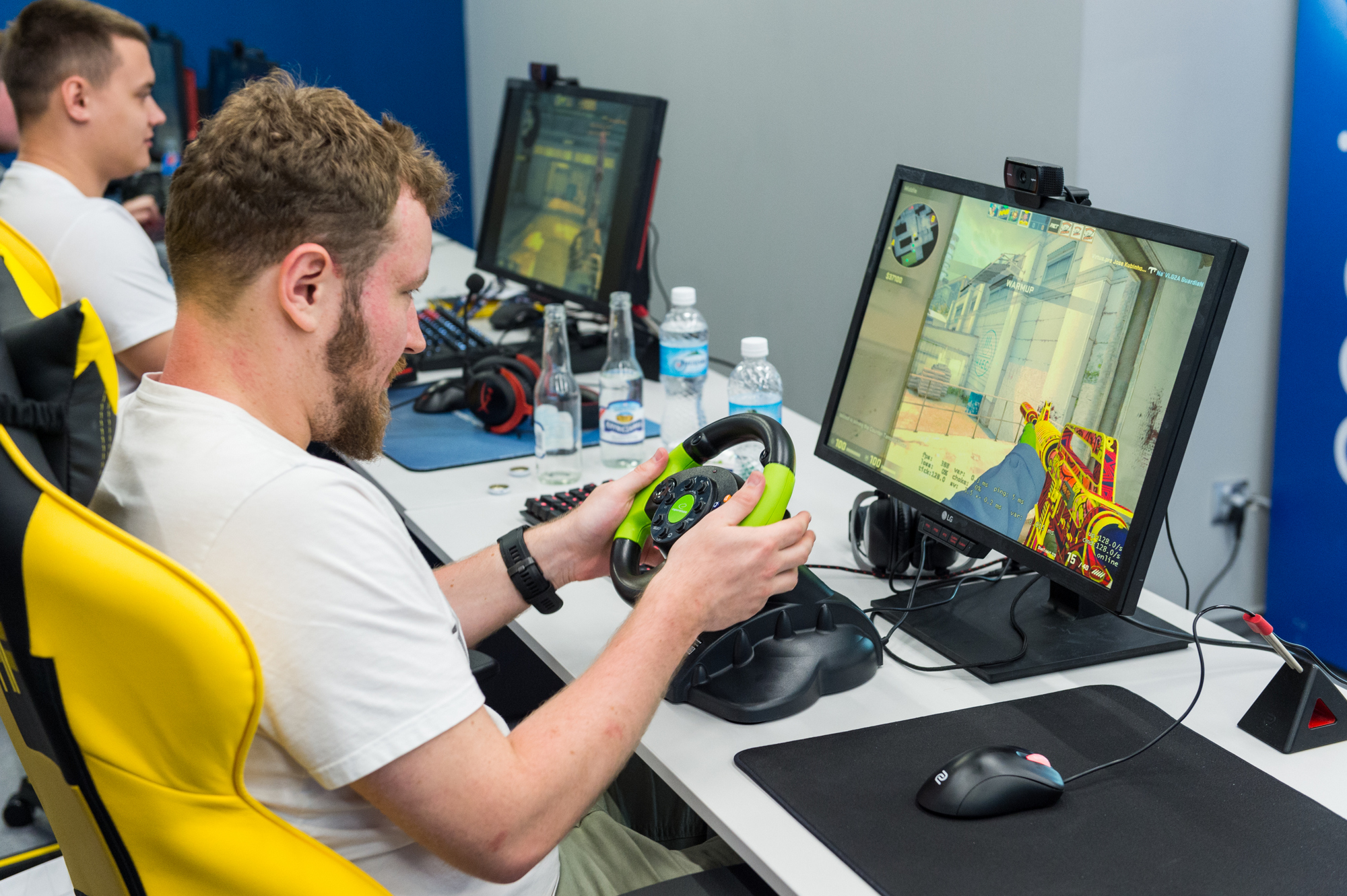 Takiej konkurencji jeszcze nie było. Mistrzowie CS:GO grali na kierownicy i joysticku!