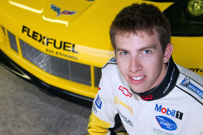 Zaczynał od testowania modów gier wyścigowych. Teraz jest zawodowym kierowcą