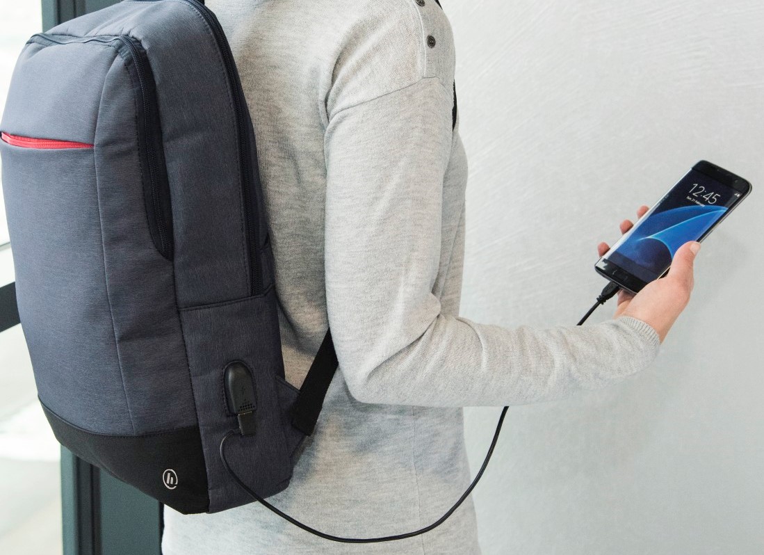 Lekki plecak od Hama, który ładuje sprzęty mobilne