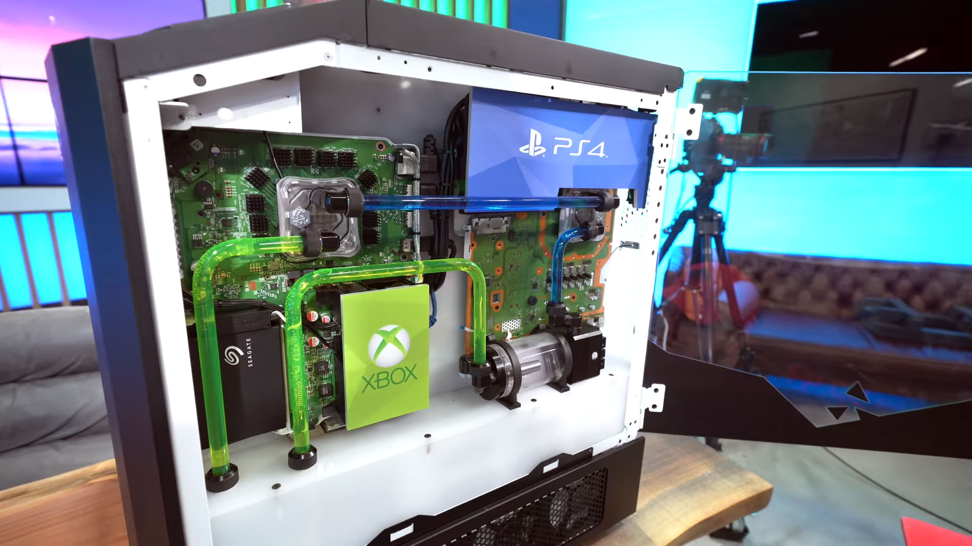 4 w 1. Oto PS4 Pro, Xbox One X, Switch i PC w jednej obudowie