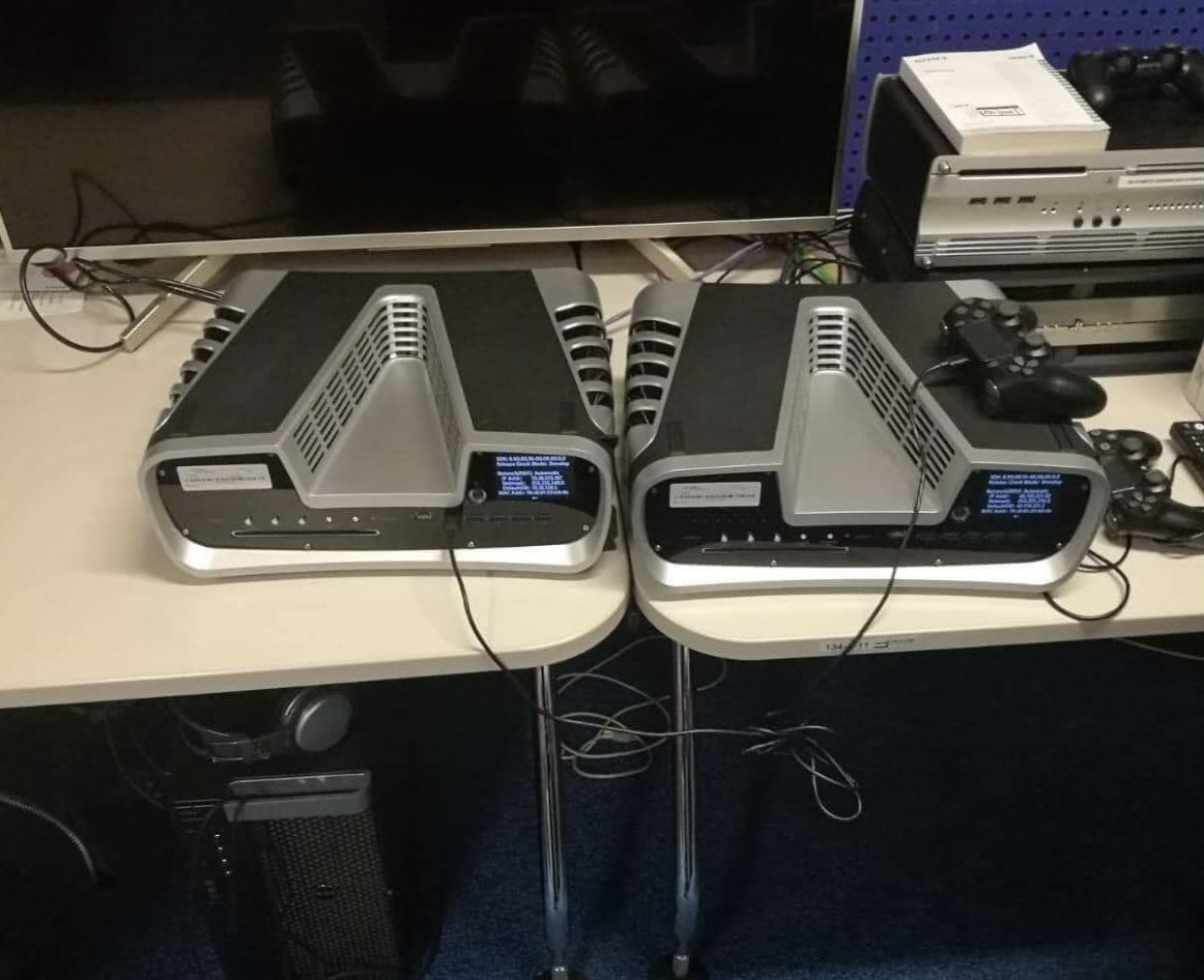 PS5 devkit na zdjęciach ze studia. Jest też pad
