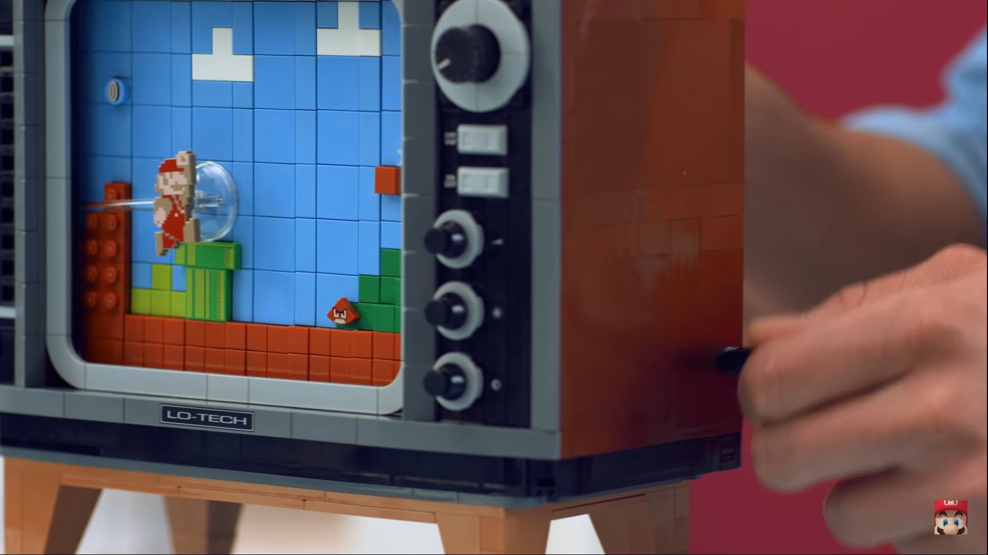 LEGO stworzyło NES-a na korbkę. Można na nim grać w Mario [WIDEO]
