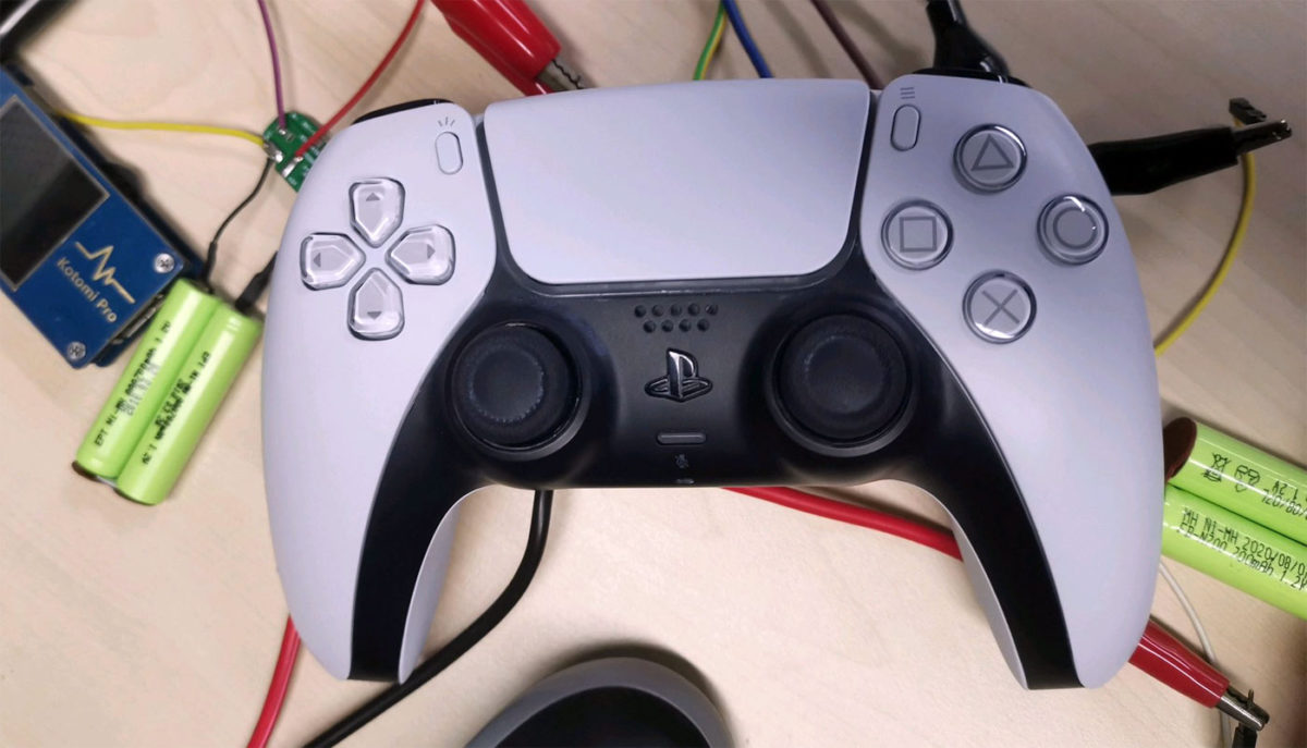 DualSense – pad do PS5 i pojemność baterii. W sieci zdjęcie ze szczegółami