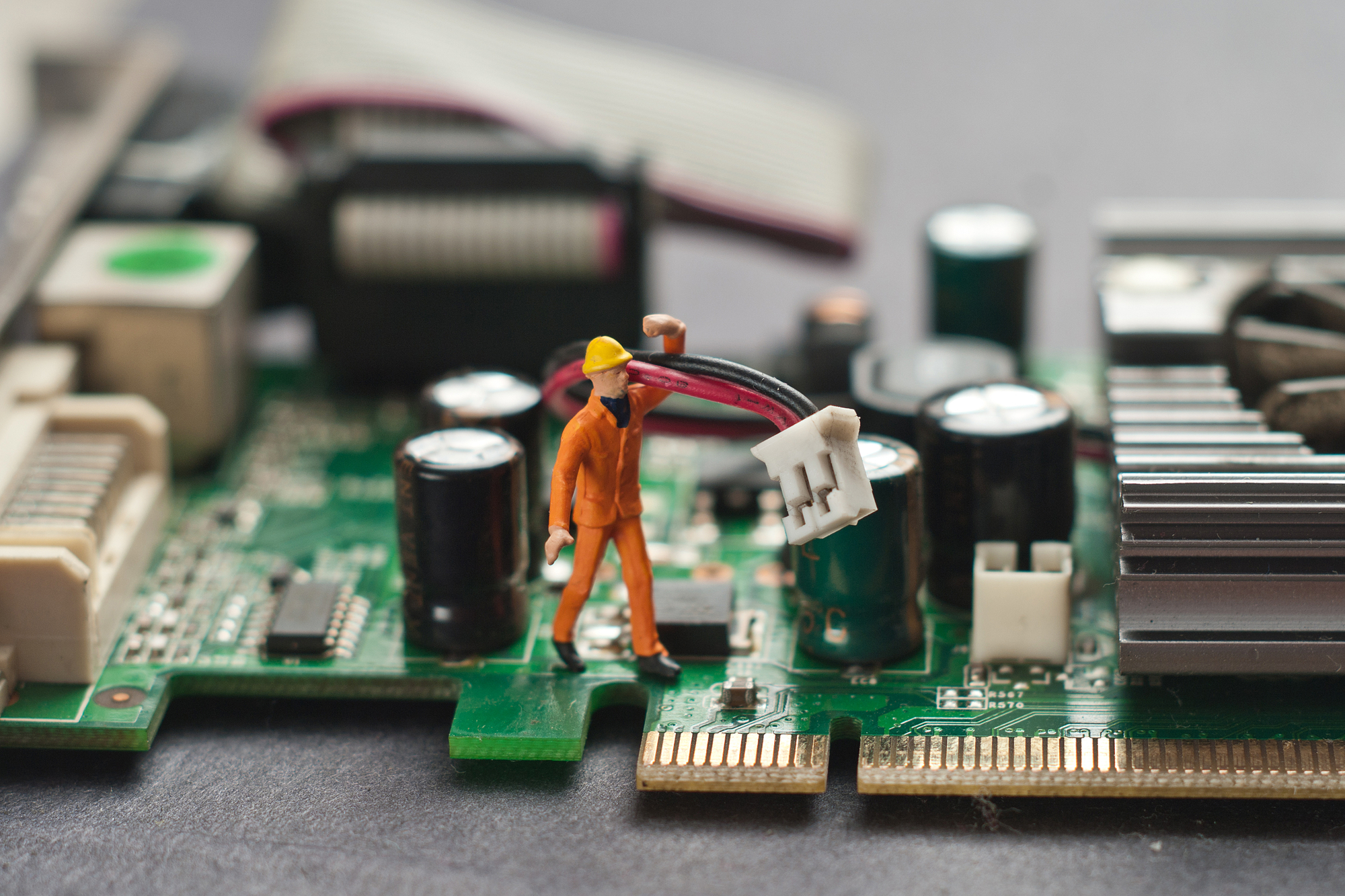 Tak sprzedawcy wprowadzają w błąd przy zakupie sprzętu i internetu. 6 hitów