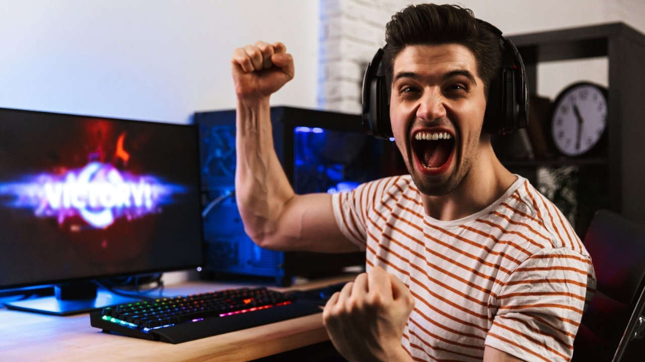 Siłownia esportowa - grafika przedstawia szczęśliwego mężczyznę grającego w grę