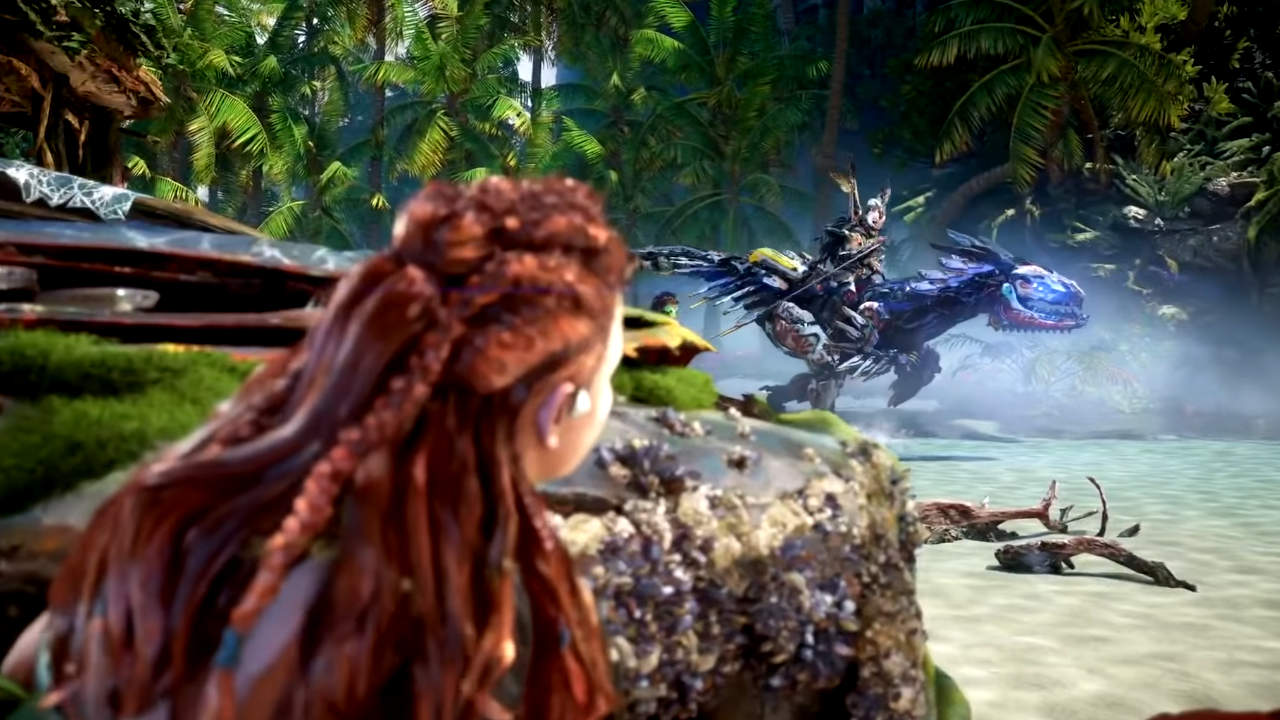 Horizon Forbidden West - Aloy chowa się za kamieniem, w tle widzimy mecha dinozaura