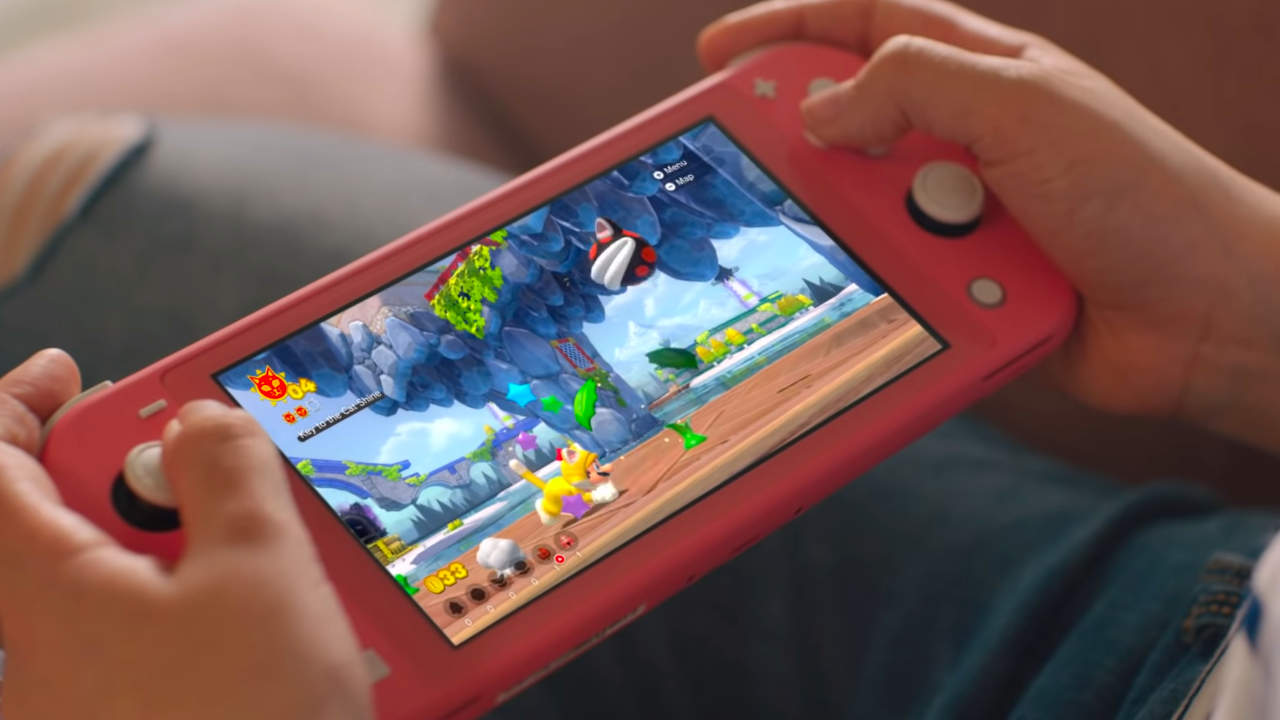 Nintendo Switch Lite - dziewczynka gra w Mario