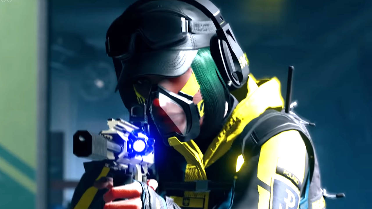 Rainbow Six Extraction - Ela idzie przed siebie z pistoletem maszynowym