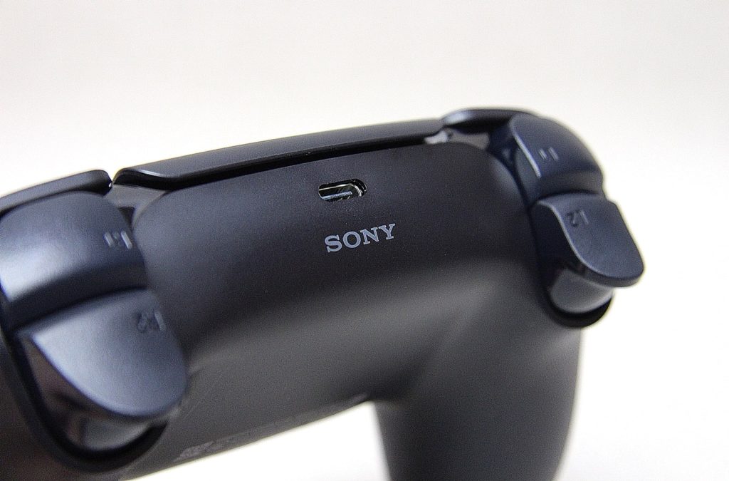 tył kontrolera DualSense w kolorze Midnight Black