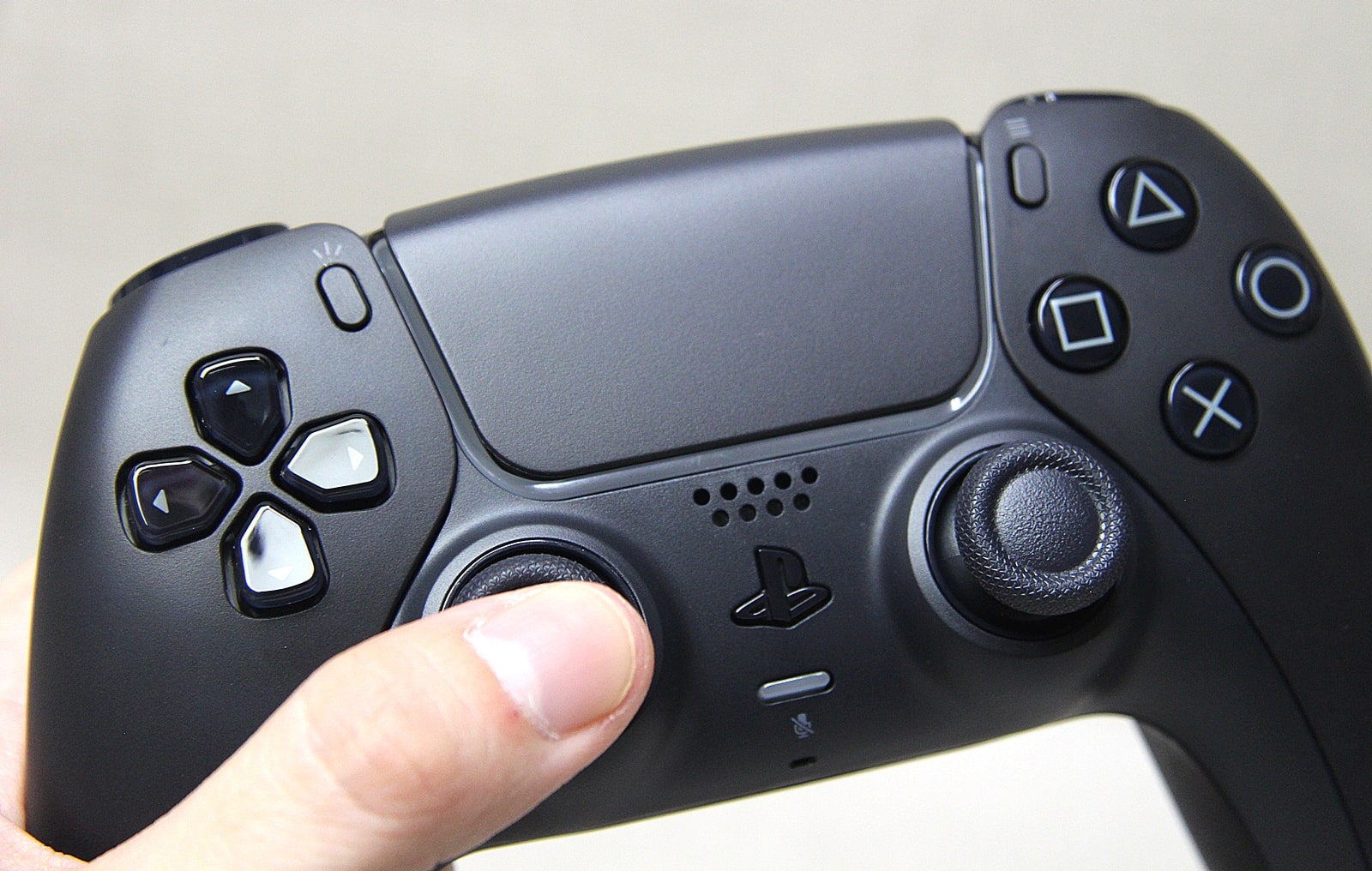 Zbliżenie na przednią część DualSense w kolorze Midnight Black