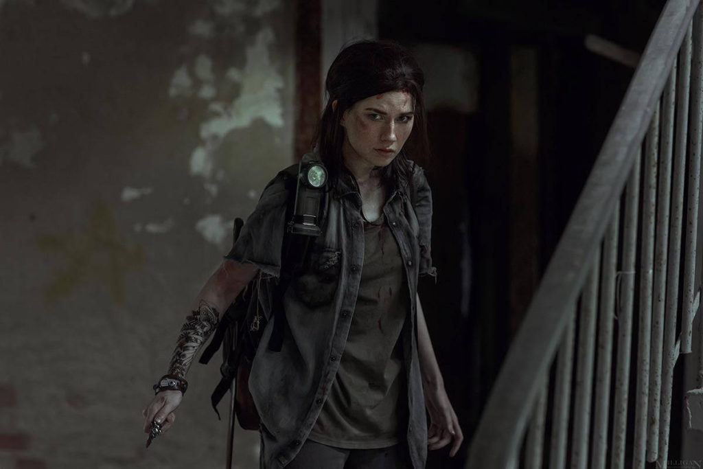 Ellie Cosplay - dziewczyna trzyma nóż
