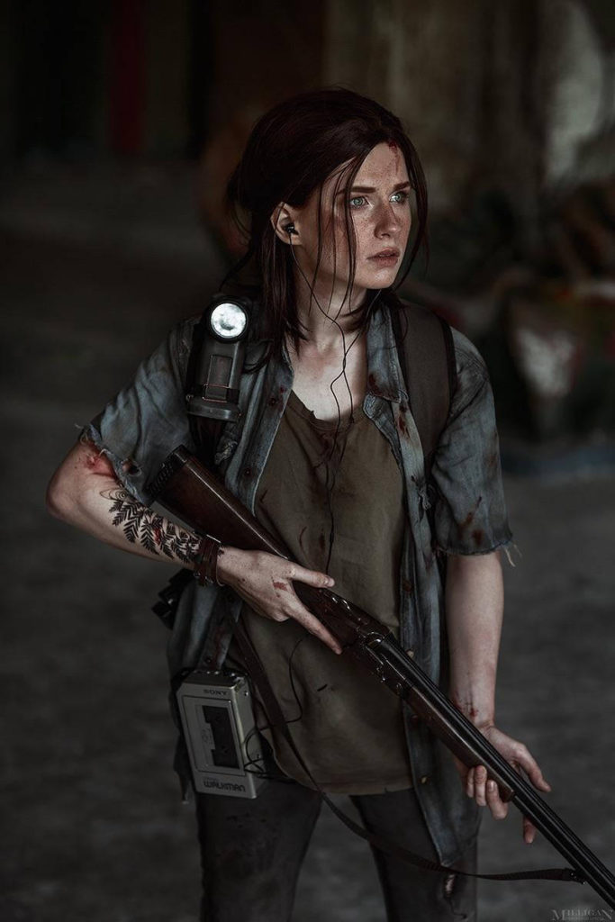 Ellie Cosplay - dziewczyna trzyma strzelbę