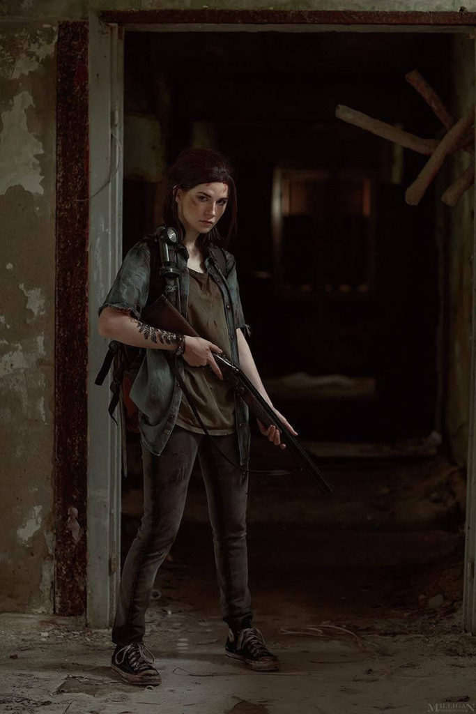 The Last of Us Ellie Cosplay - dziewczyna trzyma strzelbę