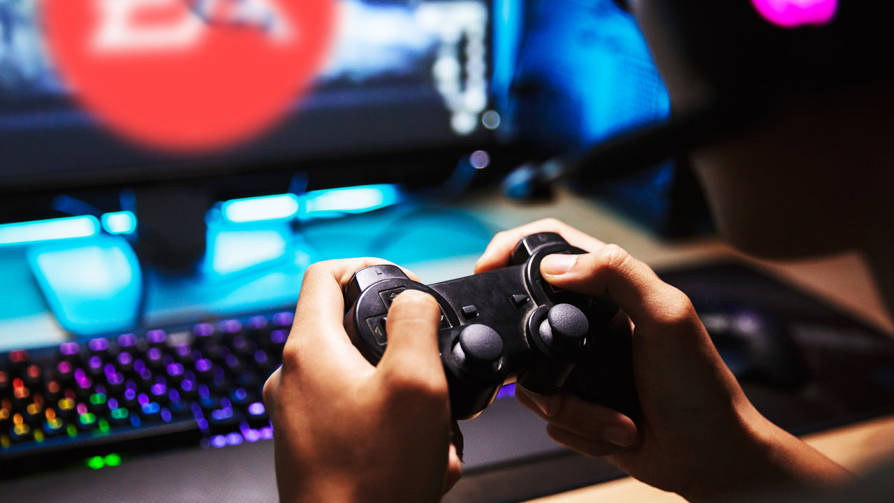 Gracz patrzący na logo EA