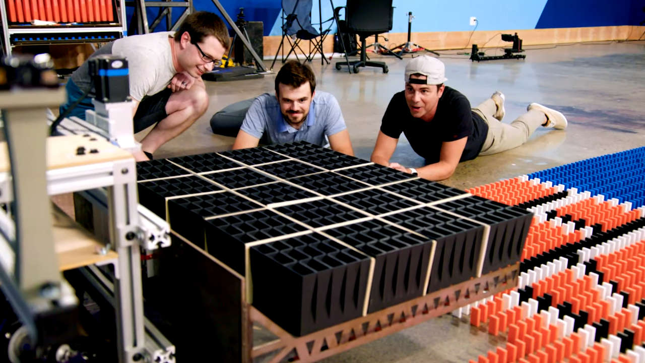 Robot układa domino w grafikę Super Smash Bros.