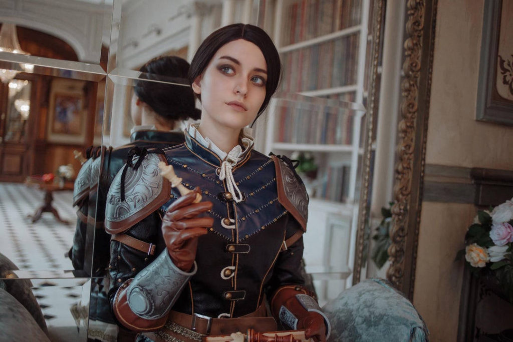 Wiedźmin 3 - cosplay Syanna jako torieaesth z figurą szachową w ręce