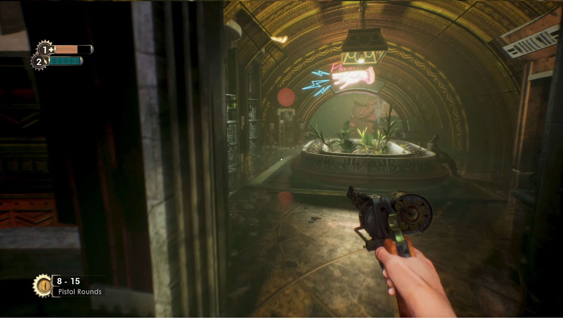 Mężczyzna idący z pistoletem po mrocznym pomieszczeniu