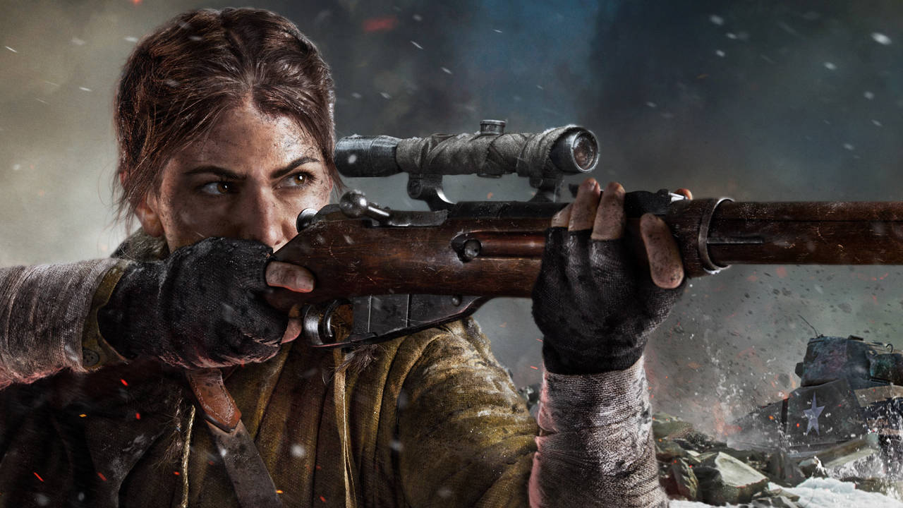 Call of Duty Vanguard - snajperka celuje przez lunetę, w tle czołg i wybuch