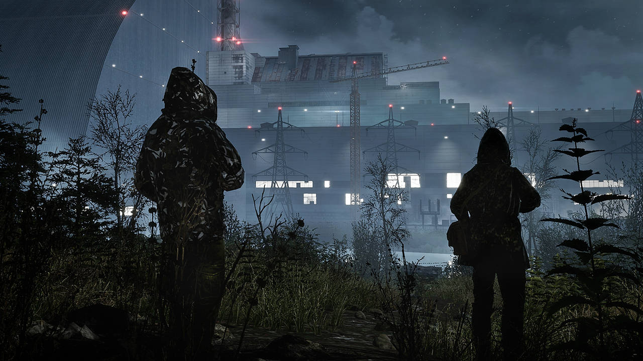Chernobylite - dwójka ludzi obserwuje z daleka najpewniej fabrykę w nocy. Mają założone kaptury