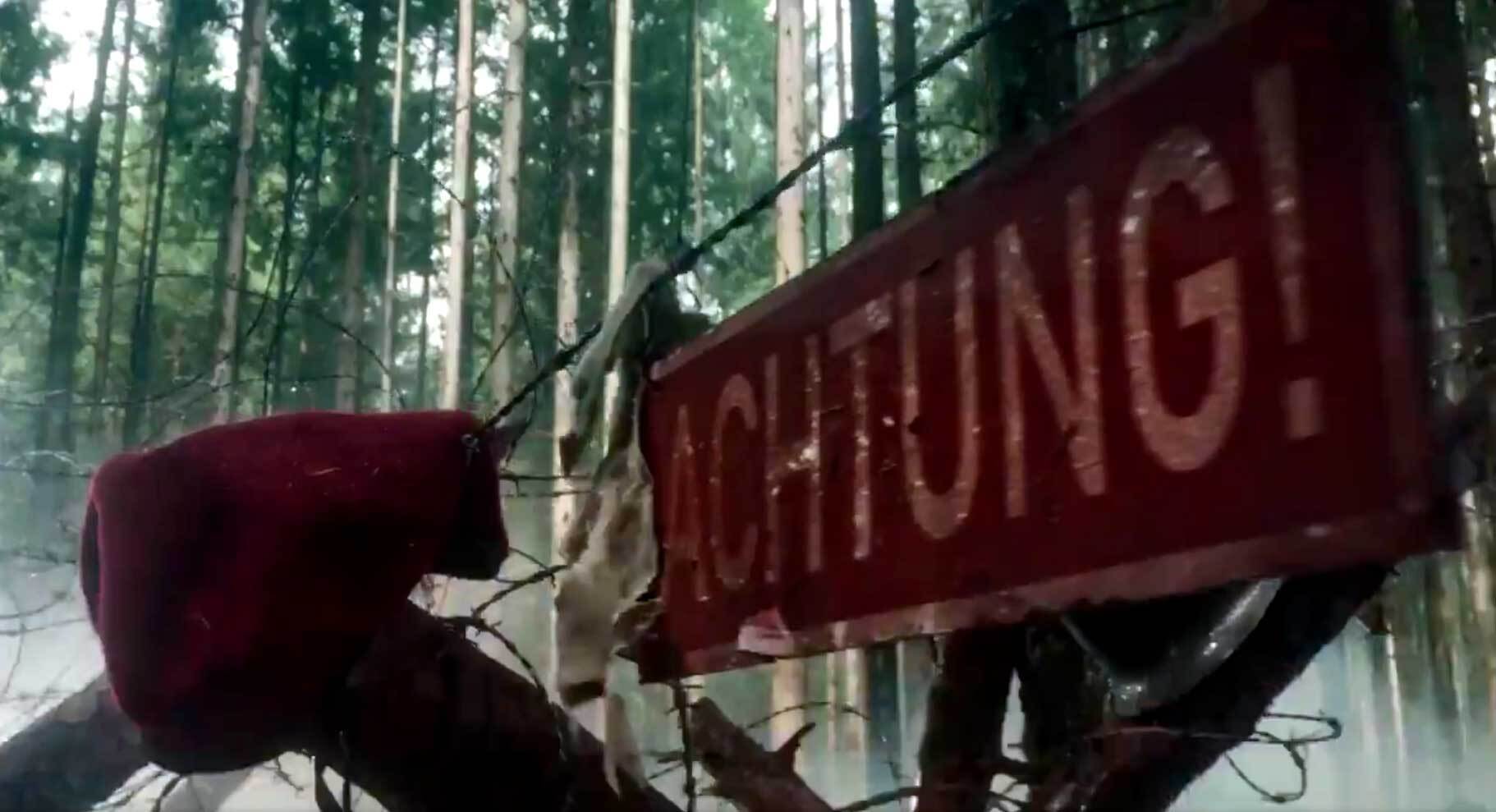 Czerwona tabliczka z napisem 