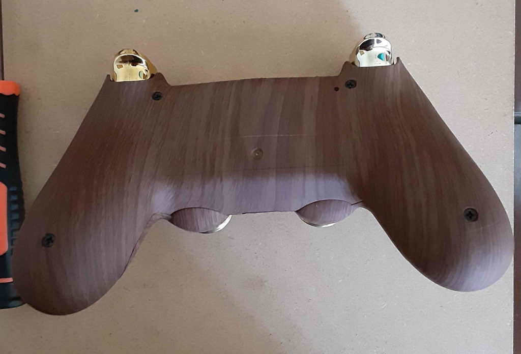 DualShock 4 - złoto, drewno, naboje - tył kontrolera