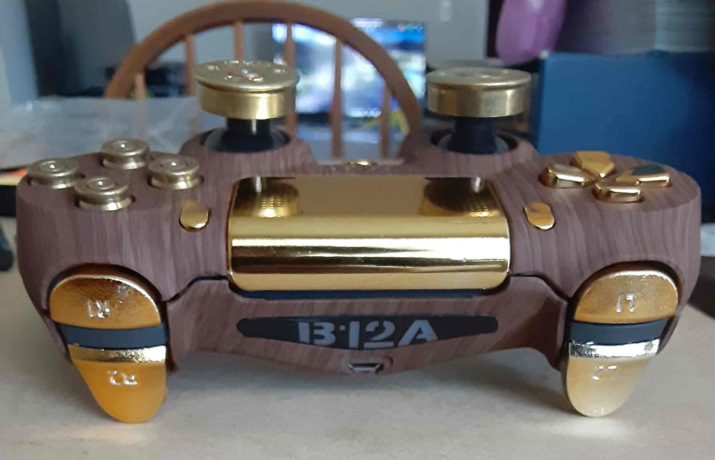 DualShock 4 - złoto, drewno, naboje - kadr na diodę