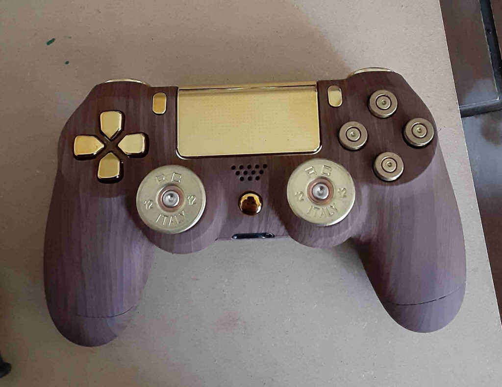 DualShock 4 - złoto, drewno, naboje - kadr przód kontrolera