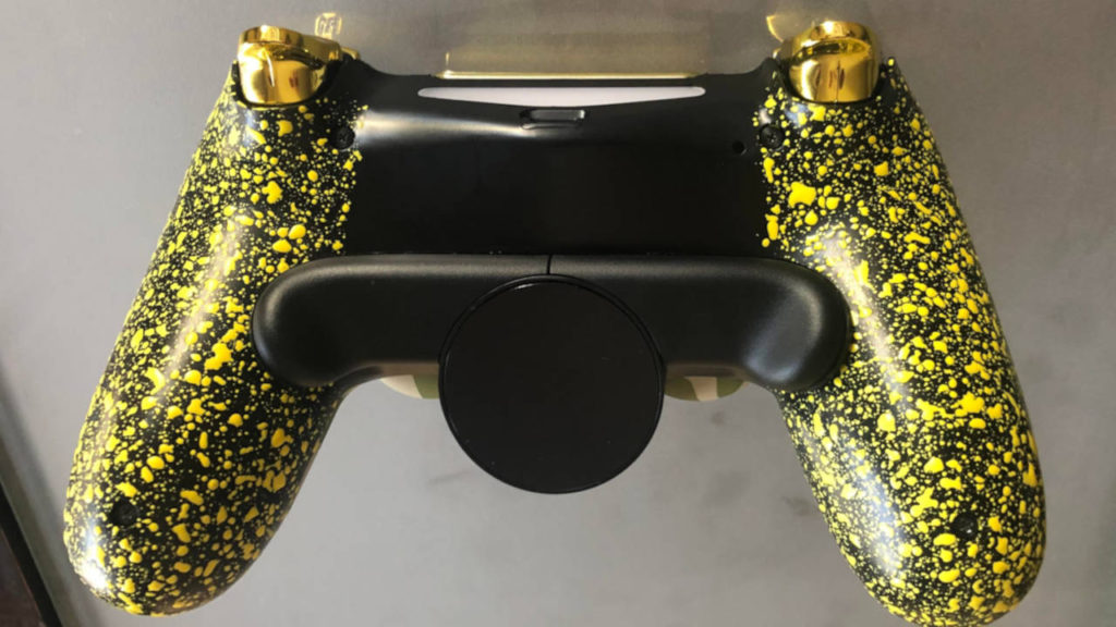 DualShock 4 - brzydki, kiczowaty kontroler od spodu