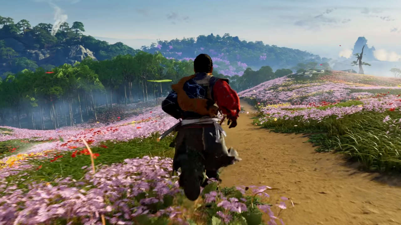 Ghost of Tsushima Director's Cut - główny bohater biegnie przez kwiecistą łąkę