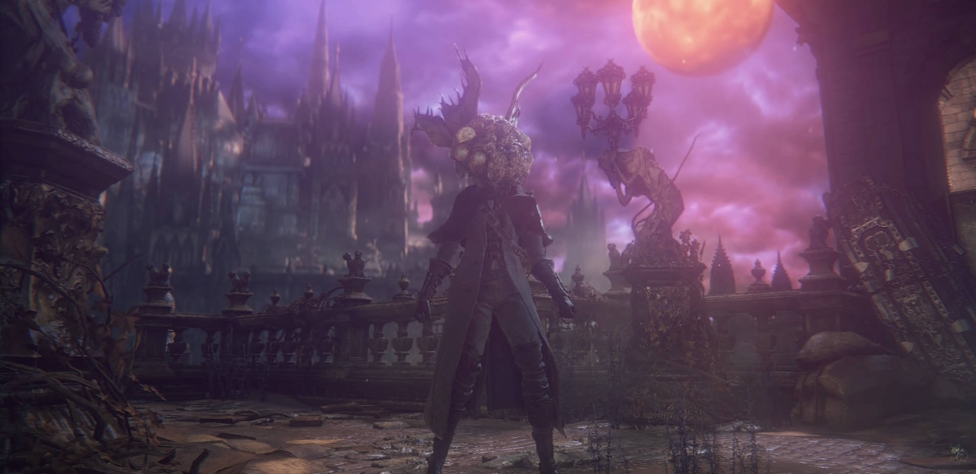 Mężczyzna w zbroi stoi na środku starego pałacu.