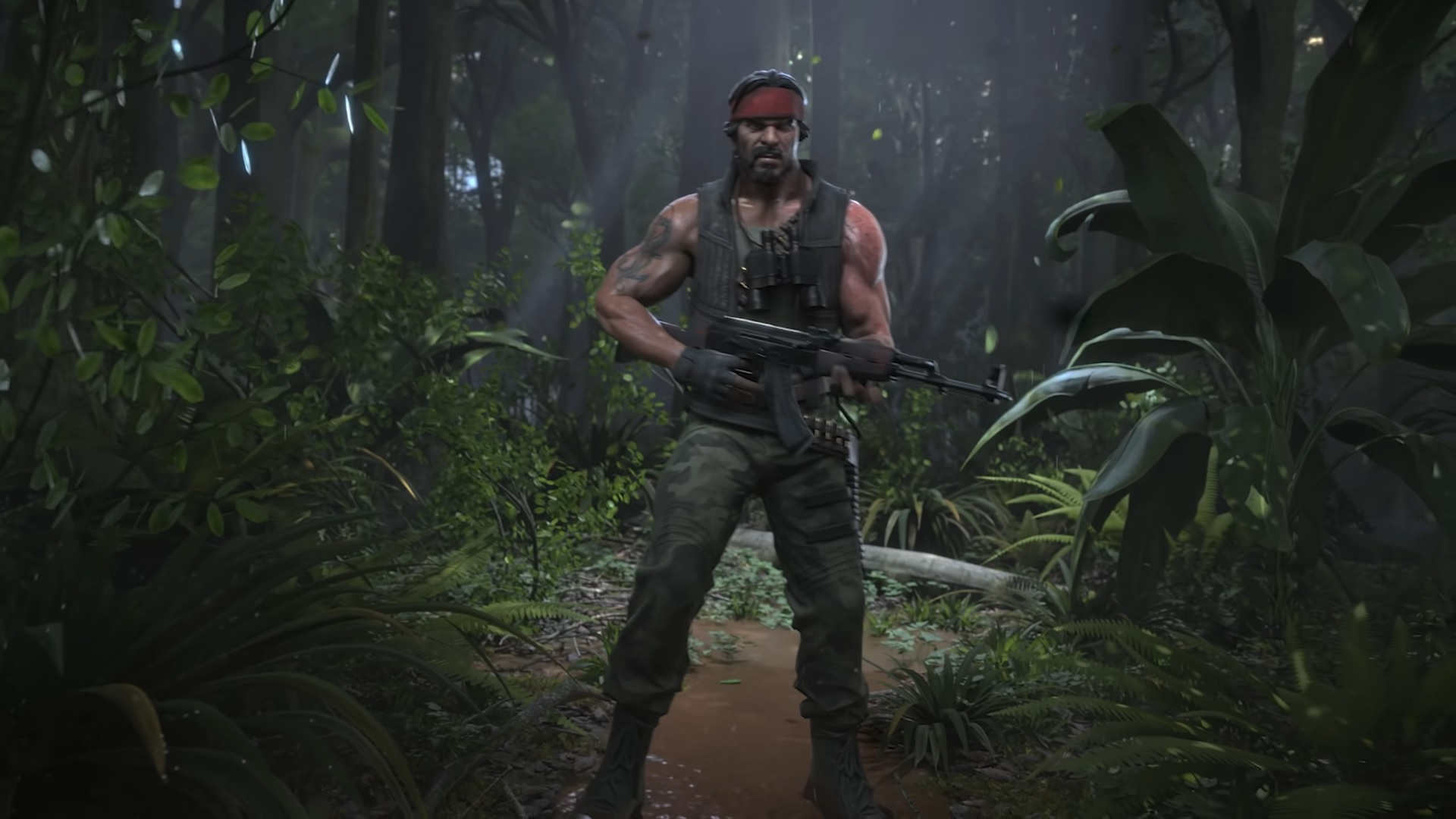 Terrorysta z AK47 stoi w jungli.