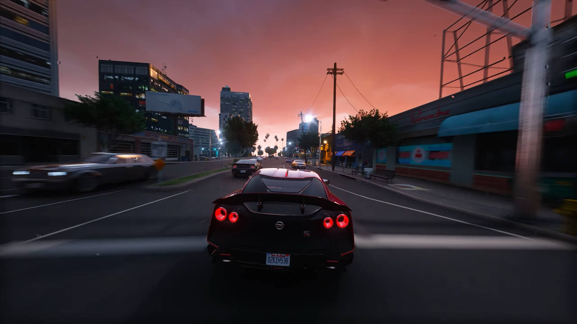 Czarny samochód sportowy jedzie przez ulicę.