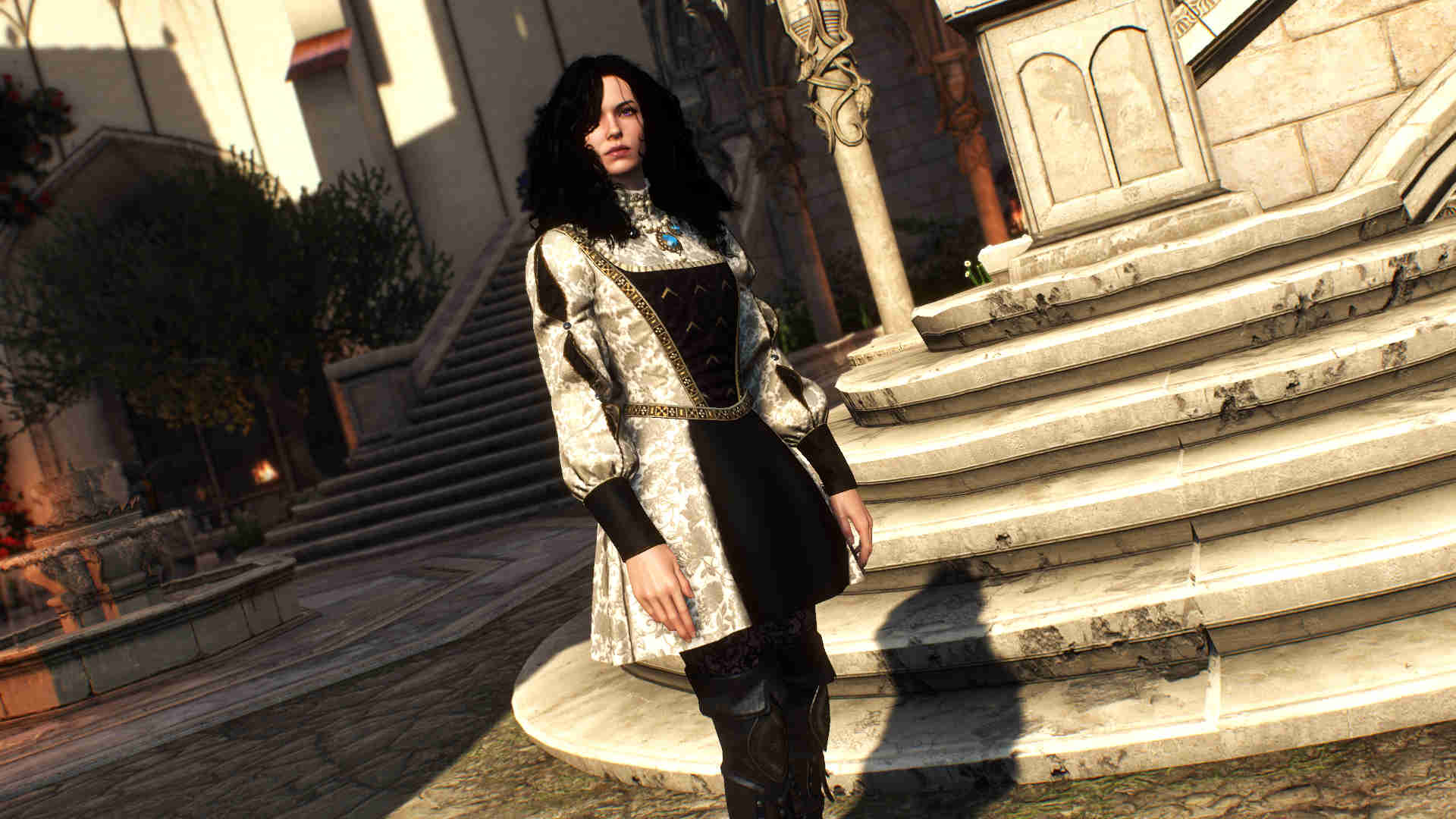 Kobieta w czarnych włosach stoi.