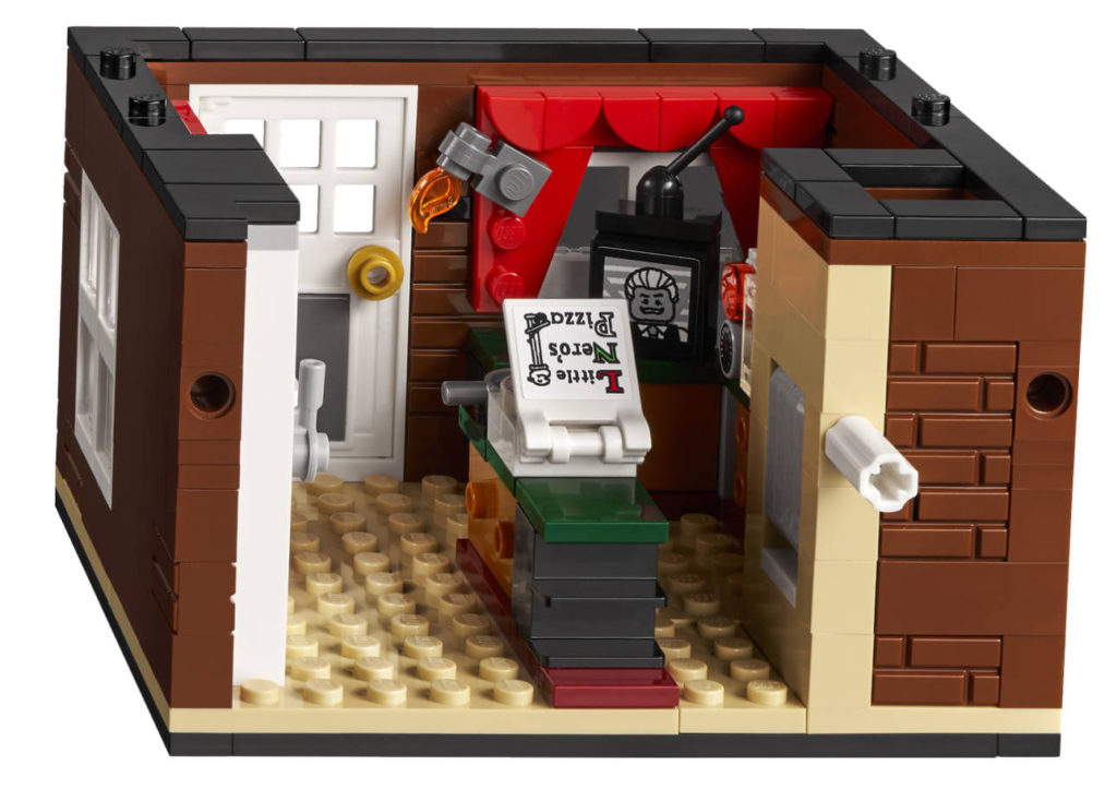 pokój z pizzą i urcuhomionym telewizorem