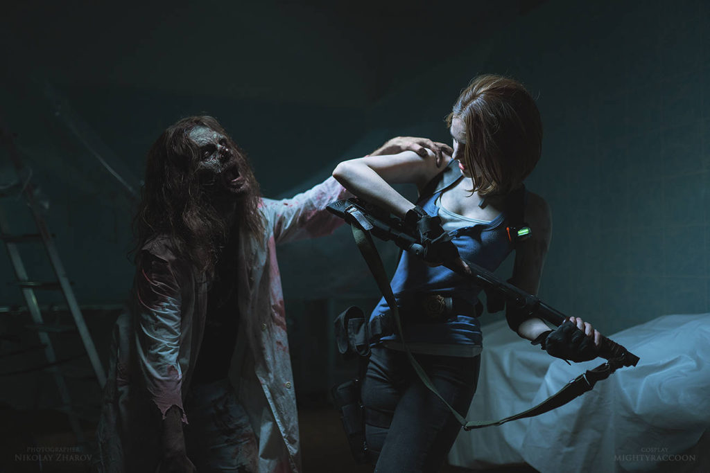 Resident Evil Cosplay - Jill Valentine trzyma strzelbę, a zombie ją łapie za bark