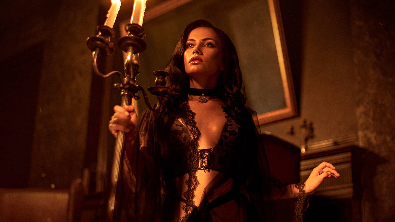 Wiedźmin 3 Cosplay - Yennefer - narga_lifestream trzyma w ręce świecznik, jest skąpo ubrana