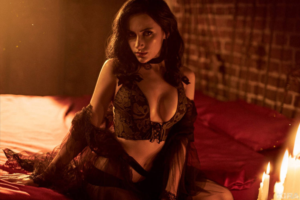 Wiedźmin 3 - Yennefer siedzi w bieliźnie na poduszce