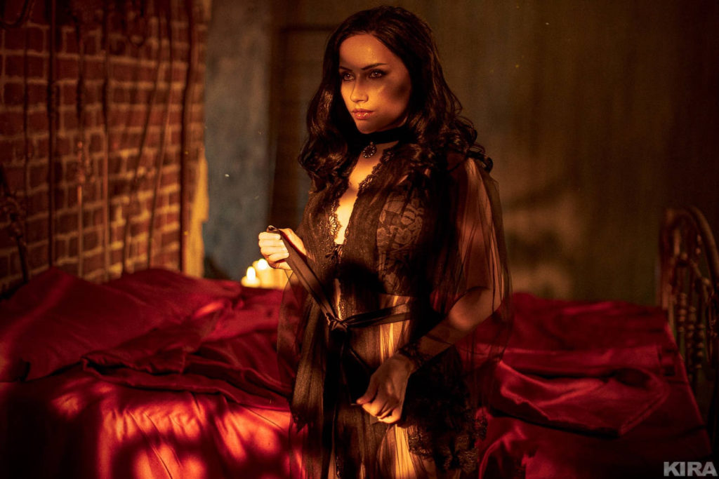 Yennefer w bieliźnie rozbiera się w sypialni