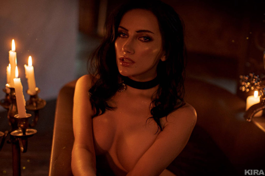 Yennefer w wannie zmysłowo patrzy z otwartymi ustami