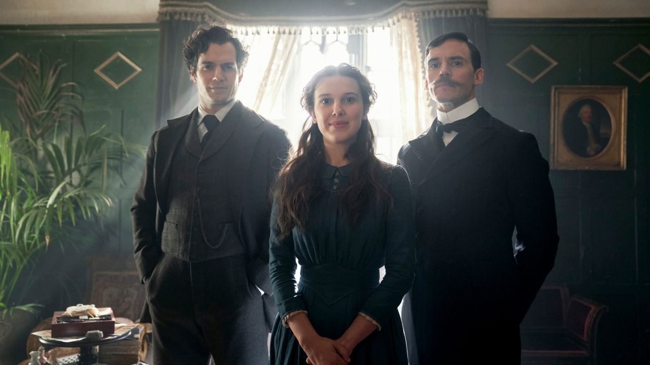 Henry Cavill, Millie Bobby Brown i Sam Claflin w filmie Enola Holmes
