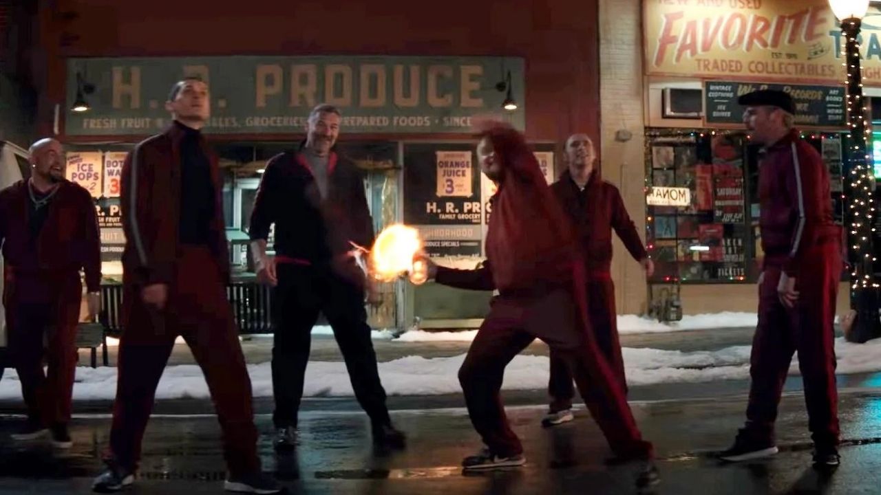 Tracksuit Mafia z serialu Hawkeye - Piotr Adamczyk rzuca koktajlem Mołotowa