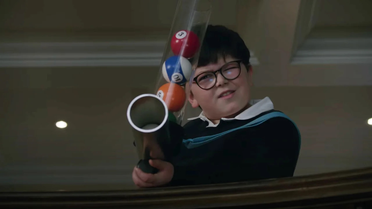 Home Sweet Home Alone - Max strzela kulami bilardowymi we włamywaczy